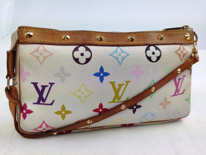 Navona pochette accessoires listed by a Japanese consignment shop