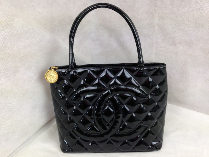 lo-murphy--authenticate-designer-handbag-chanel-shopping-bag